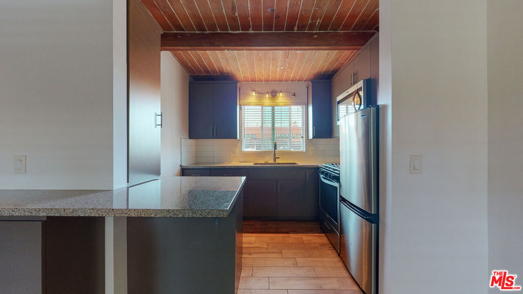 10333 Santa Monica Boulevard 11 Property Photo 11