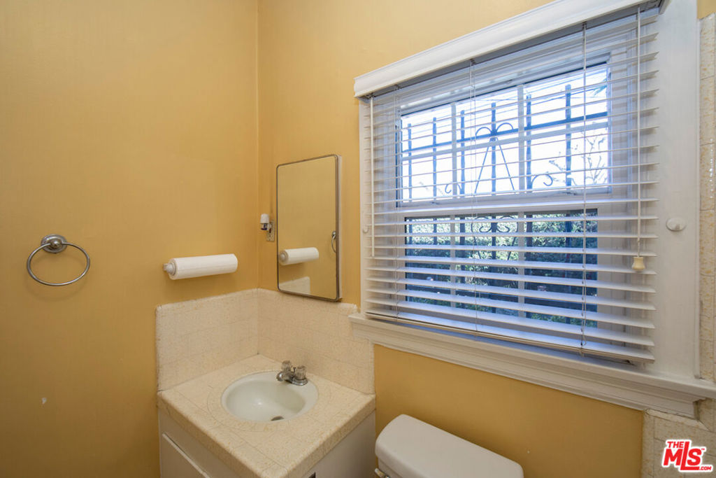 6254 S Van Ness Avenue Property Photo 15