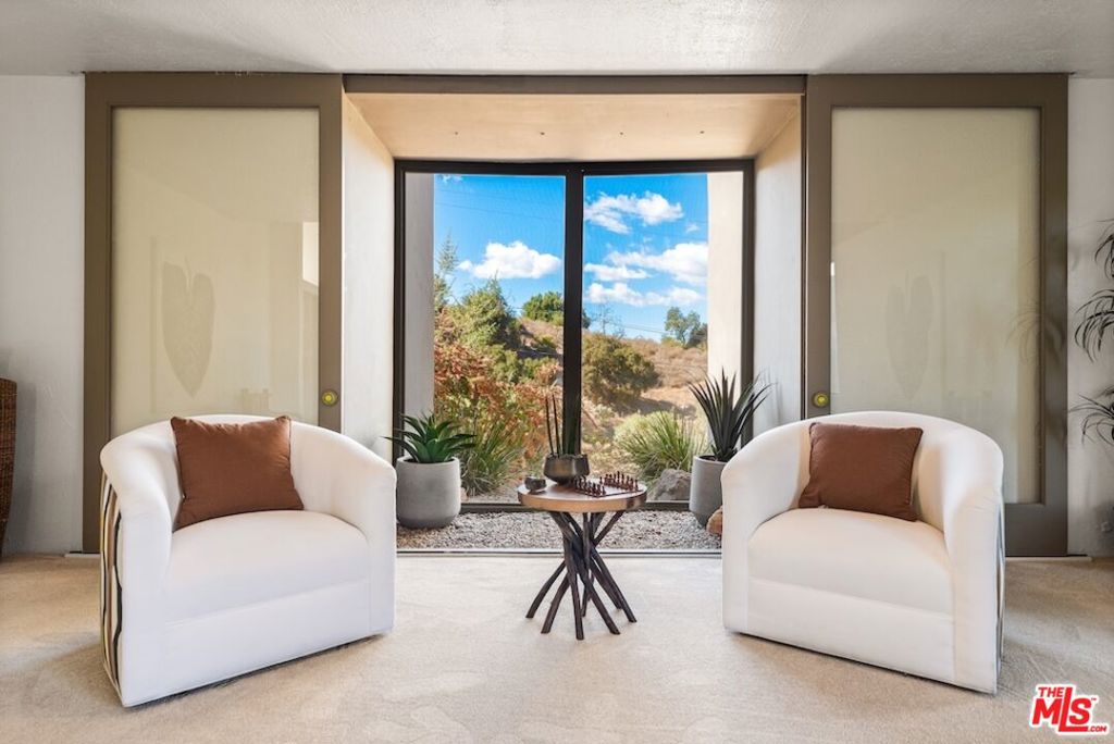 21015 Mulholland Drive Property Photo 7