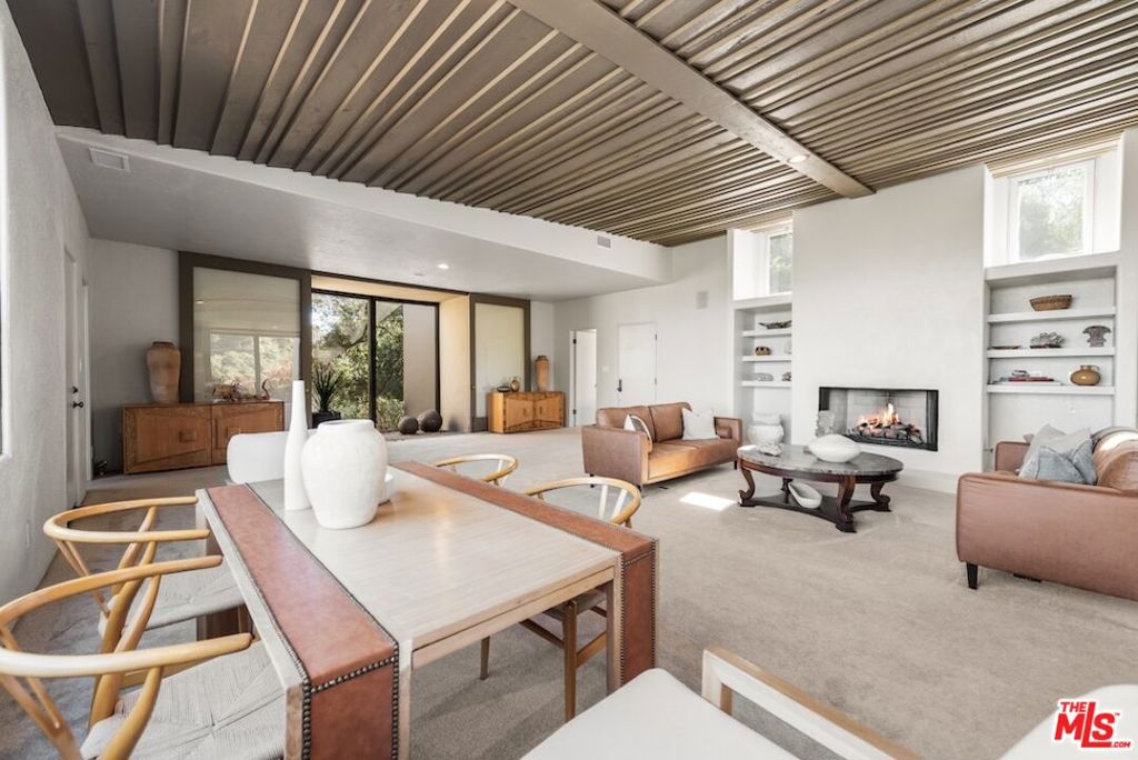 21015 Mulholland Drive Property Photo 8