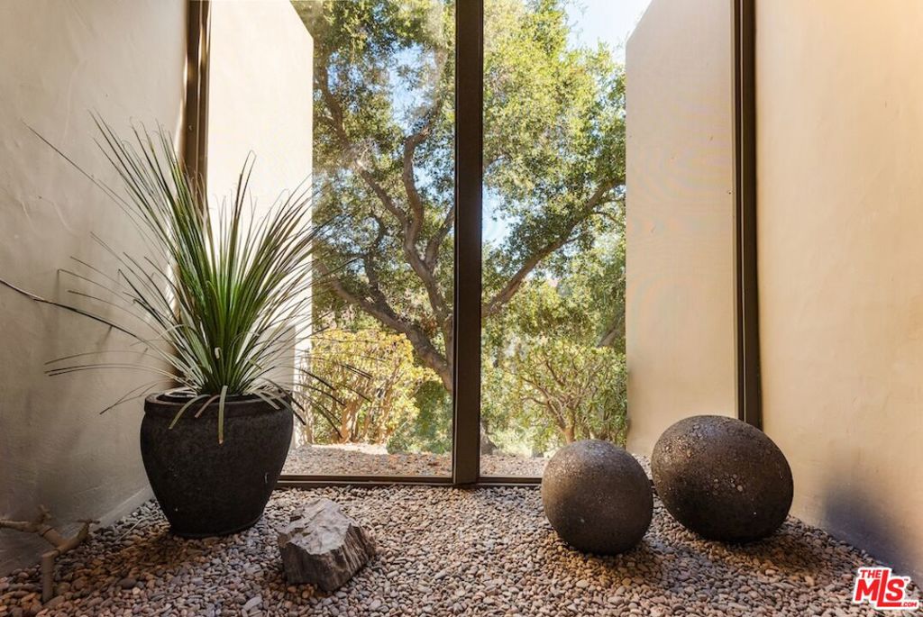 21015 Mulholland Drive Property Photo 10