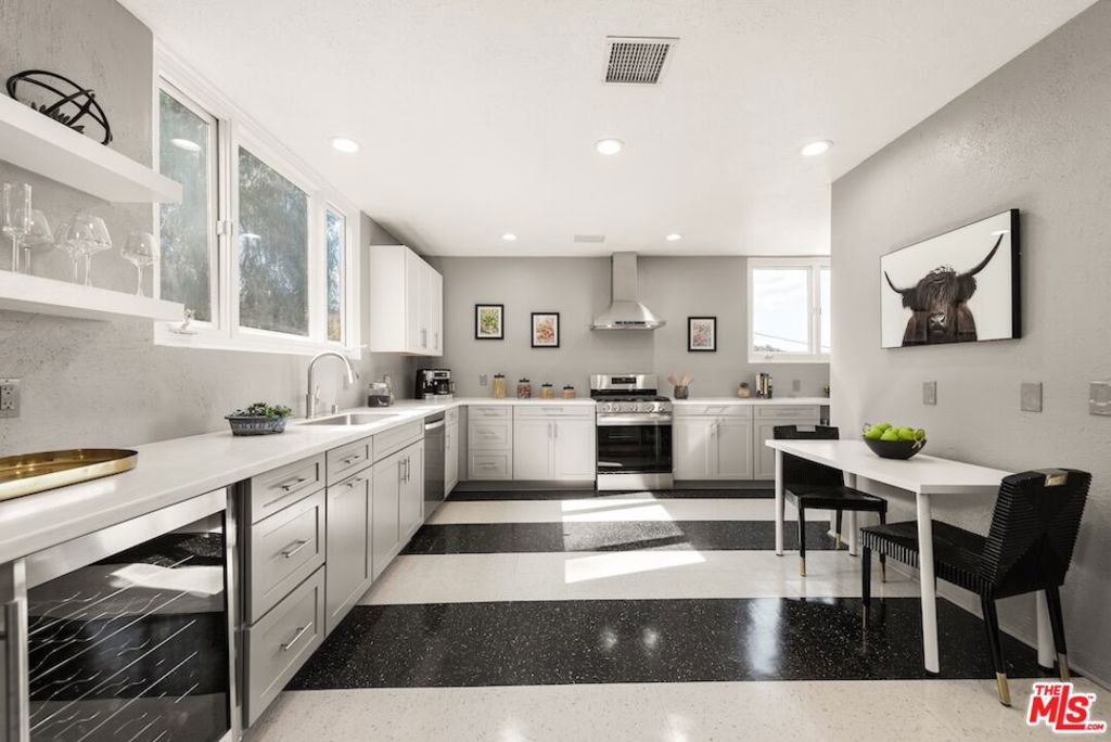 21015 Mulholland Drive Property Photo 11