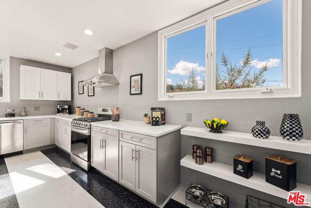 21015 Mulholland Drive Property Photo 12