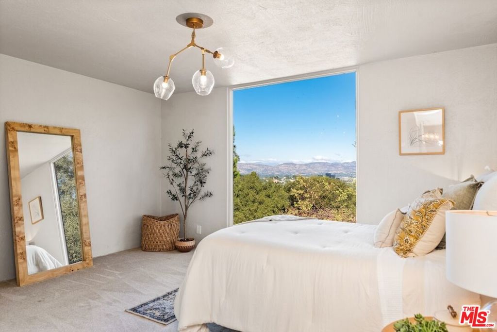 21015 Mulholland Drive Property Photo 14