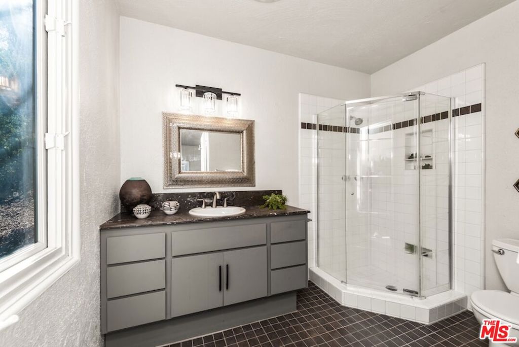 21015 Mulholland Drive Property Photo 16