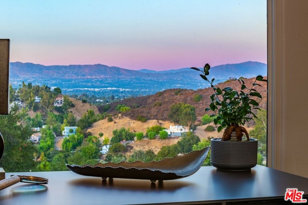 21015 Mulholland Drive Property Photo 19