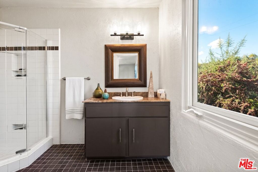 21015 Mulholland Drive Property Photo 20