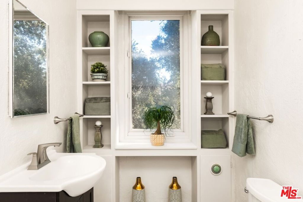 21015 Mulholland Drive Property Photo 23