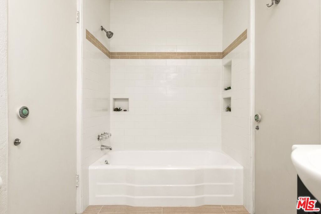 21015 Mulholland Drive Property Photo 24