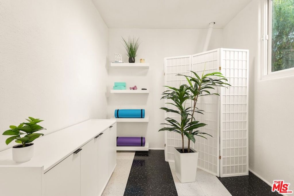 21015 Mulholland Drive Property Photo 25