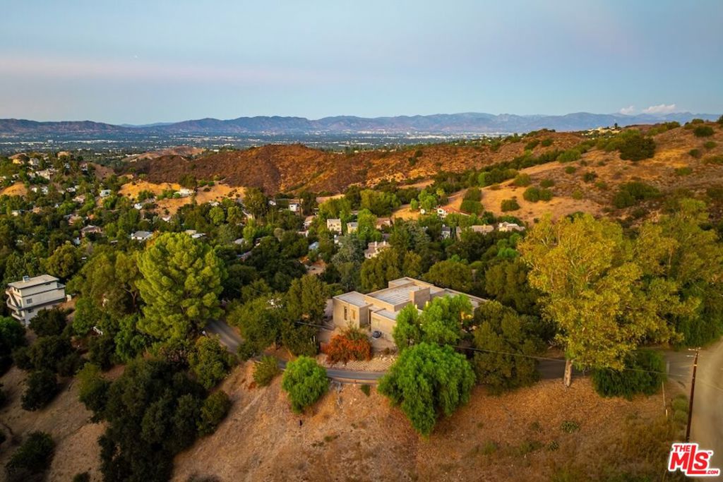 21015 Mulholland Drive Property Photo 26