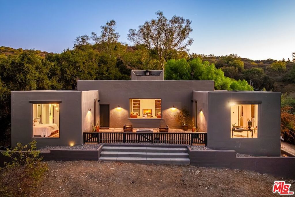 21015 Mulholland Drive Property Photo 27