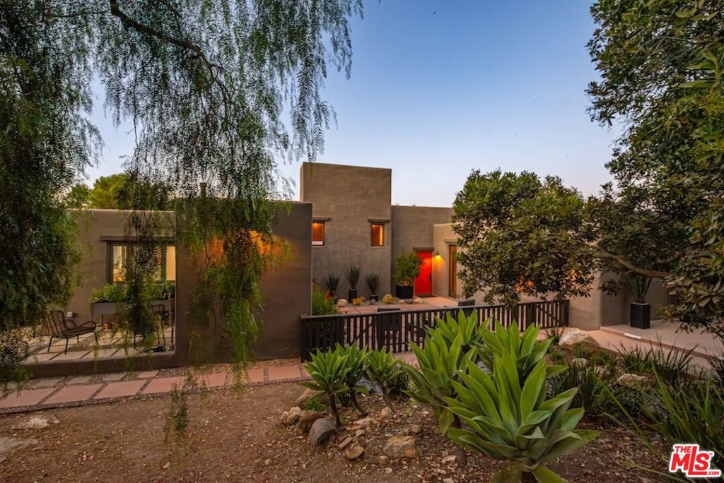 21015 Mulholland Drive Property Photo 28