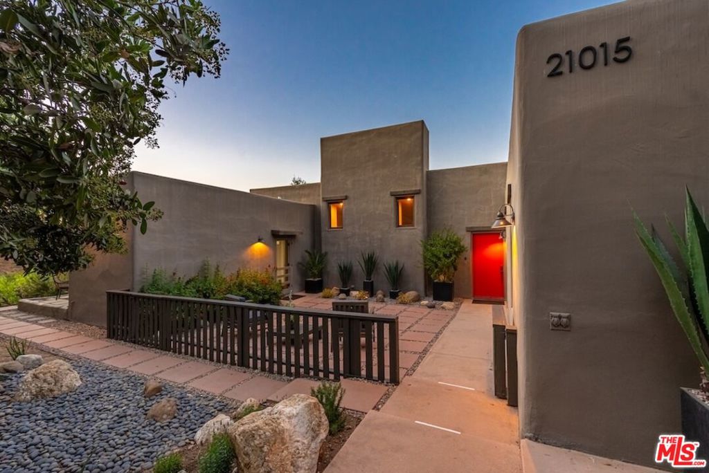 21015 Mulholland Drive Property Photo 29