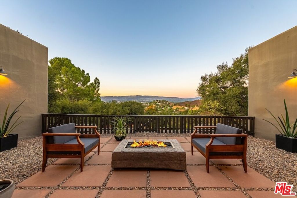 21015 Mulholland Drive Property Photo 30