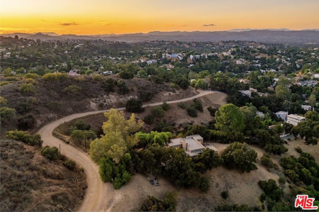 21015 Mulholland Drive Property Photo 31