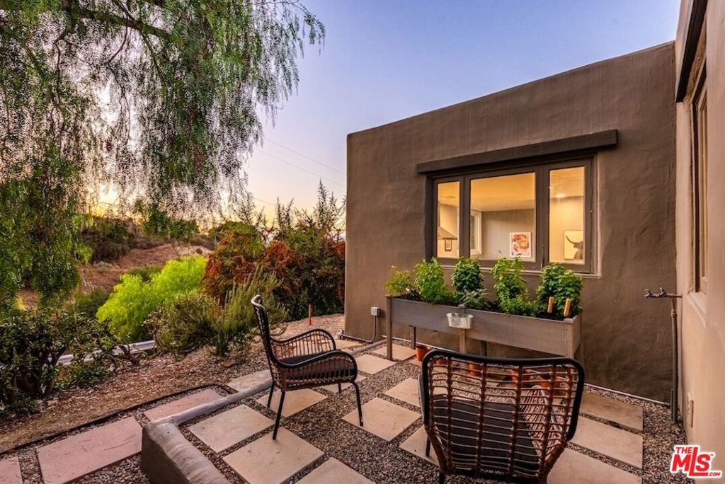 21015 Mulholland Drive Property Photo 32