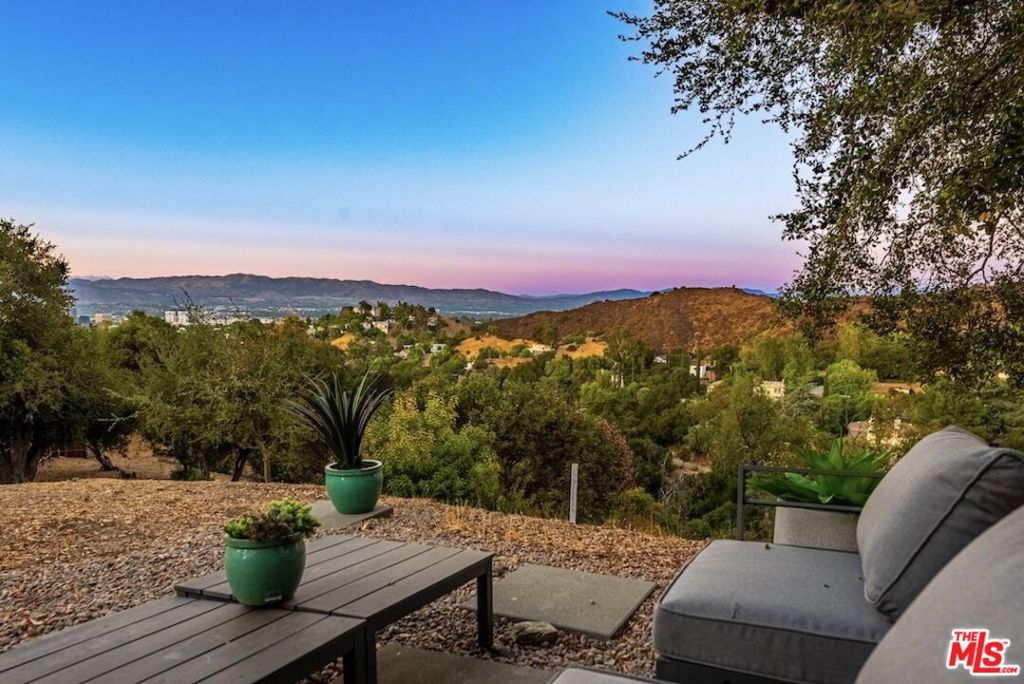 21015 Mulholland Drive Property Photo 33