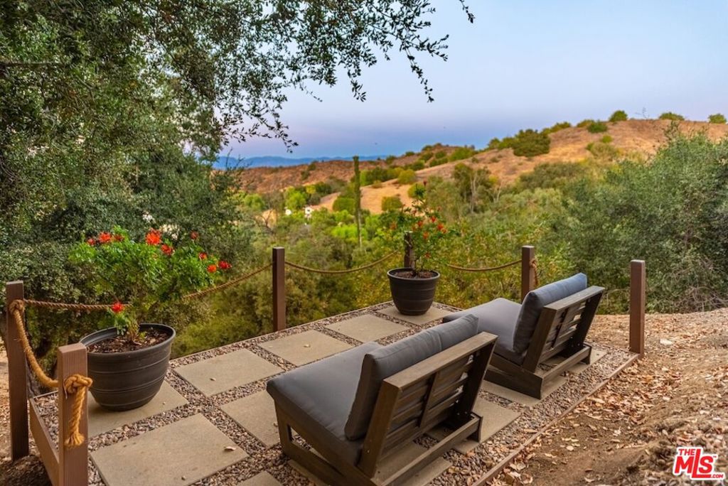 21015 Mulholland Drive Property Photo 36