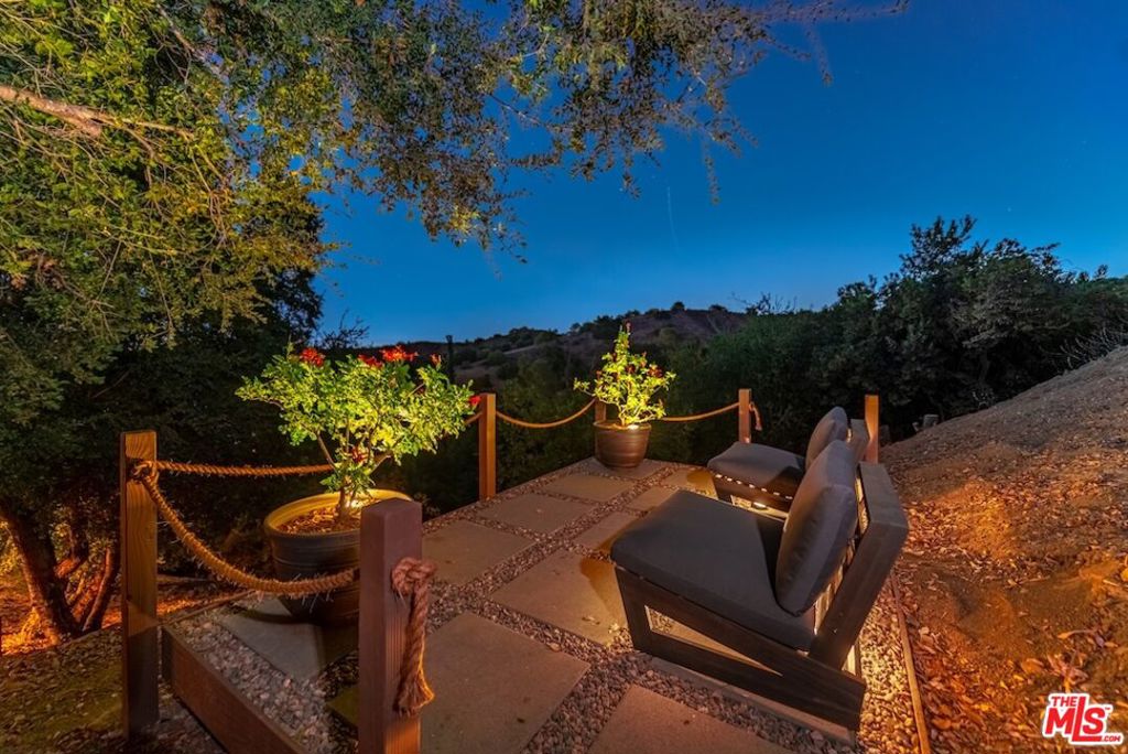 21015 Mulholland Drive Property Photo 37