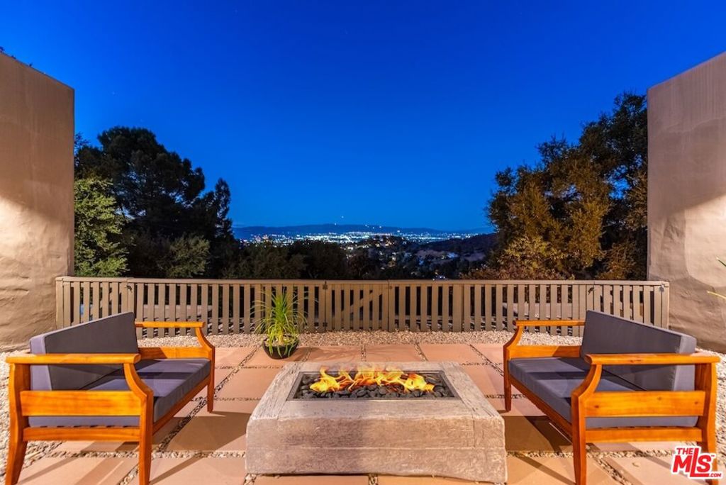 21015 Mulholland Drive Property Photo 38