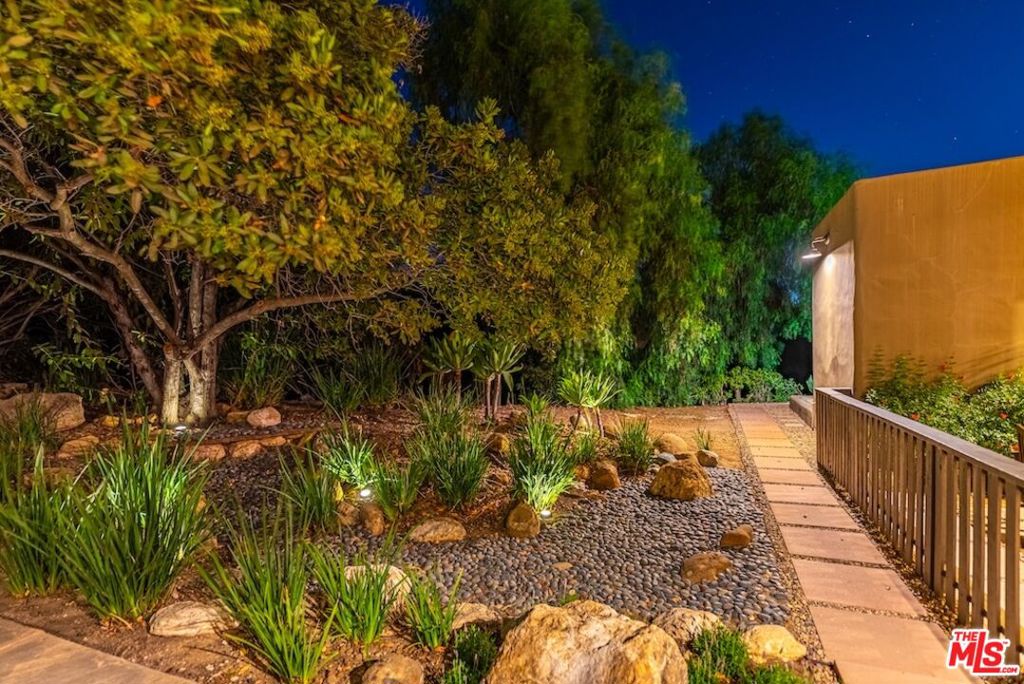 21015 Mulholland Drive Property Photo 39