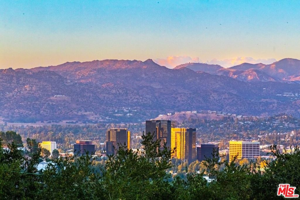21015 Mulholland Drive Property Photo 44