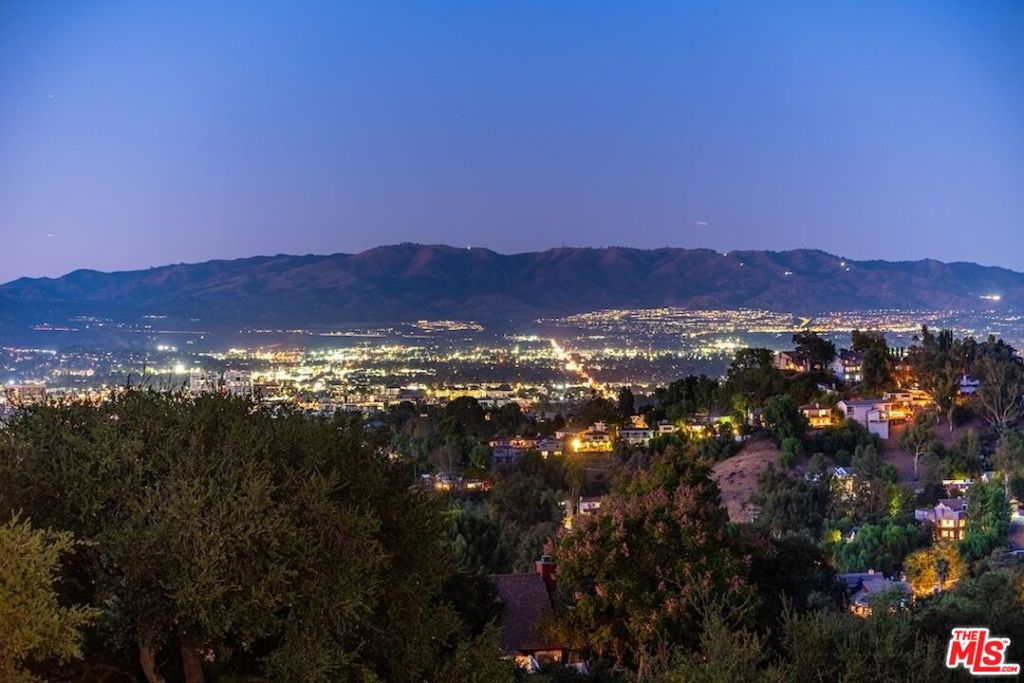 21015 Mulholland Drive Property Photo 46