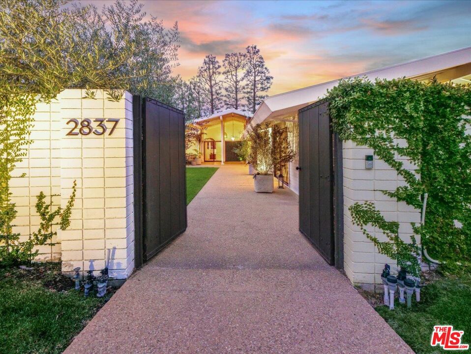 2837 Palos Verdes Drive West Property Photo 2