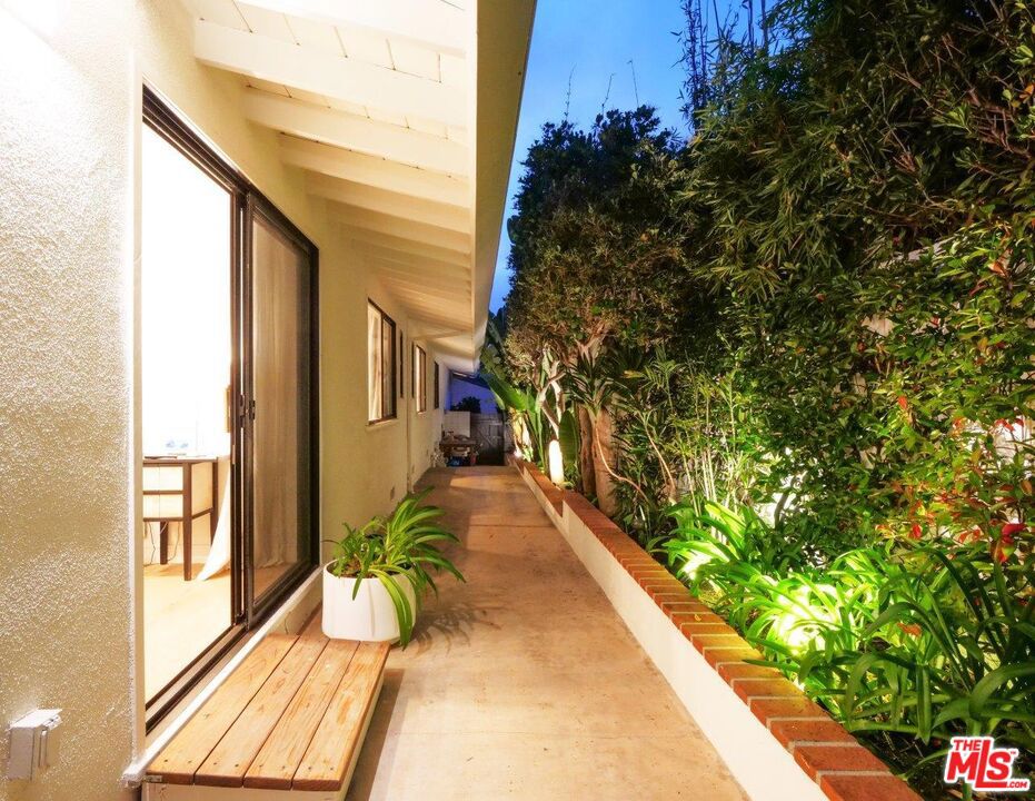 2837 Palos Verdes Drive West Property Photo 20
