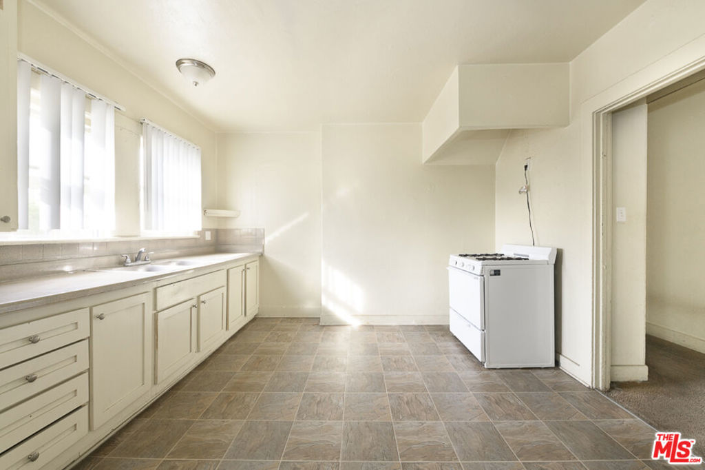 1438 W 25th Street Property Photo 8