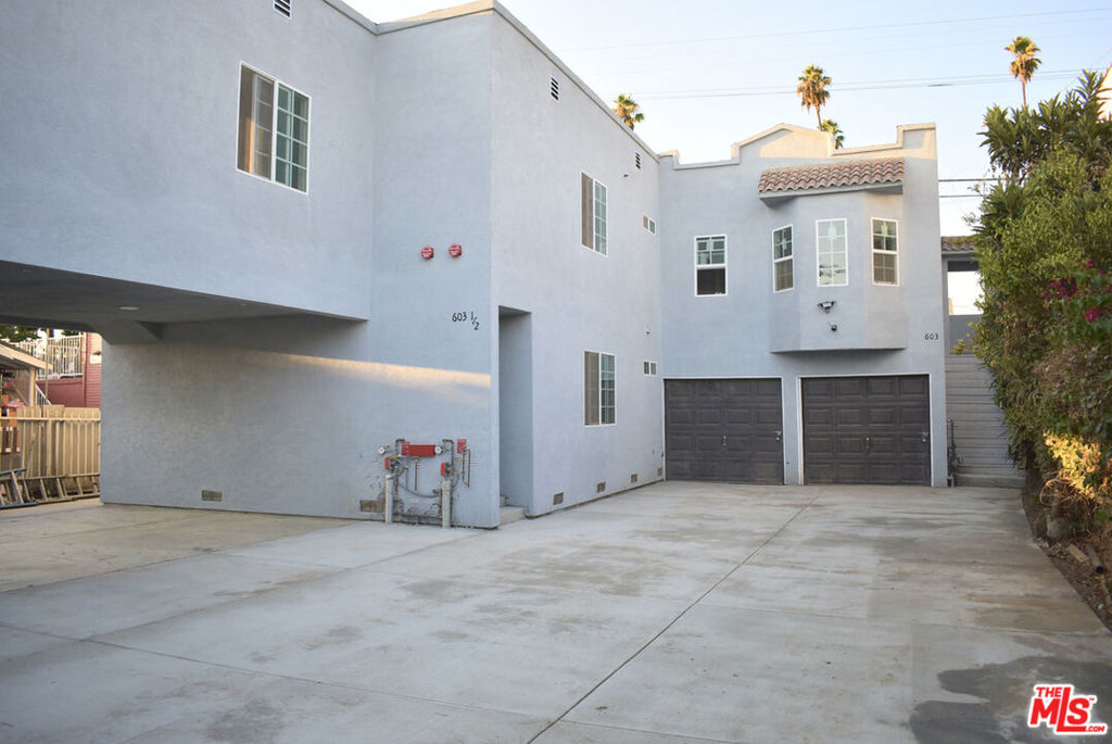 605 W 47th Street Property Photo