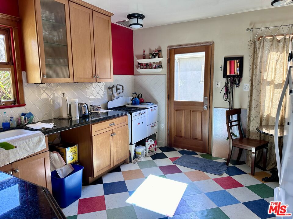 7838 Truxton Avenue Property Photo 2