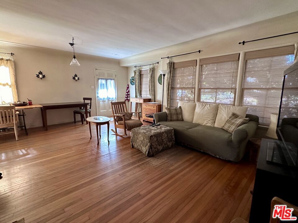 7838 Truxton Avenue Property Photo 4
