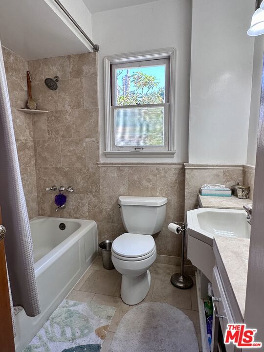 7838 Truxton Avenue Property Photo 9