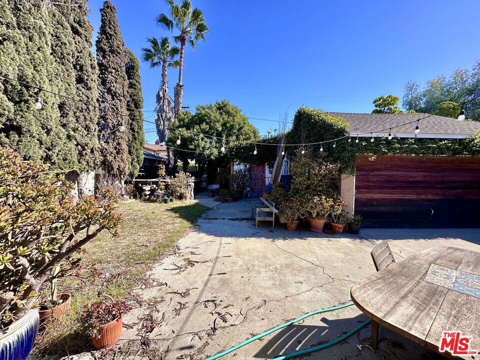 7838 Truxton Avenue Property Photo 10