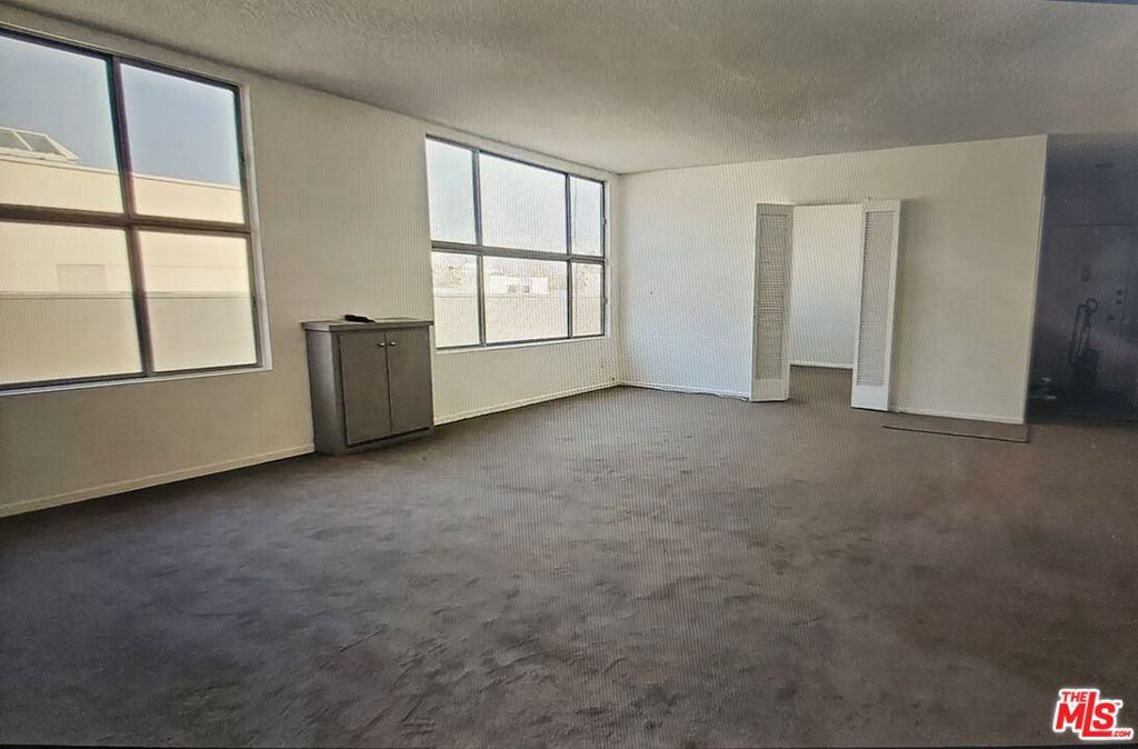 252 S Reeves Drive Property Photo 3