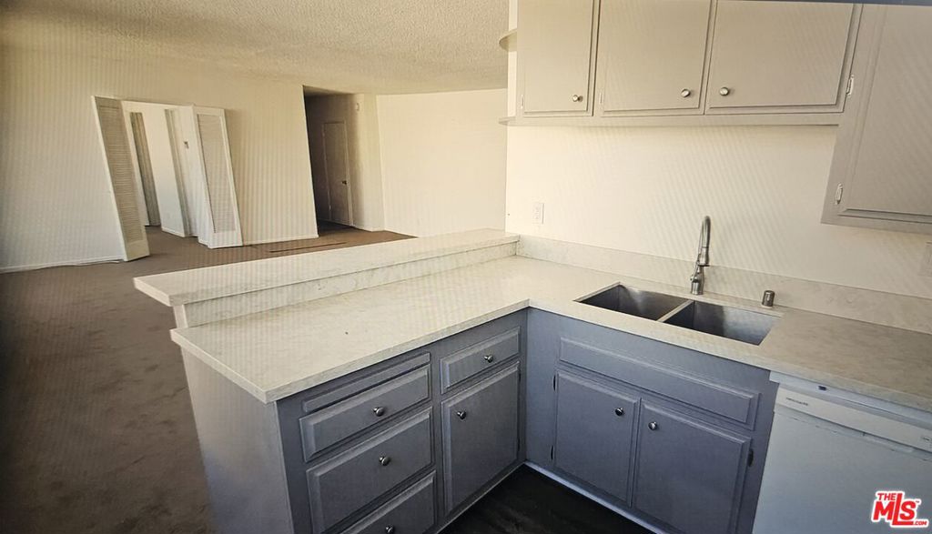 252 S Reeves Drive Property Photo 4