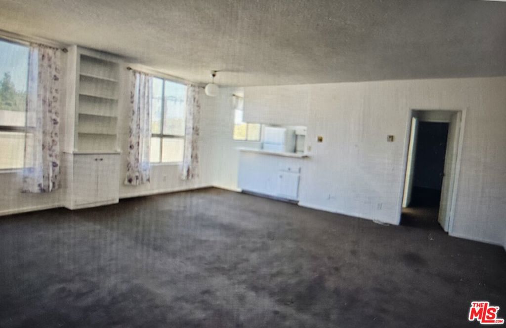 252 S Reeves Drive Property Photo 6