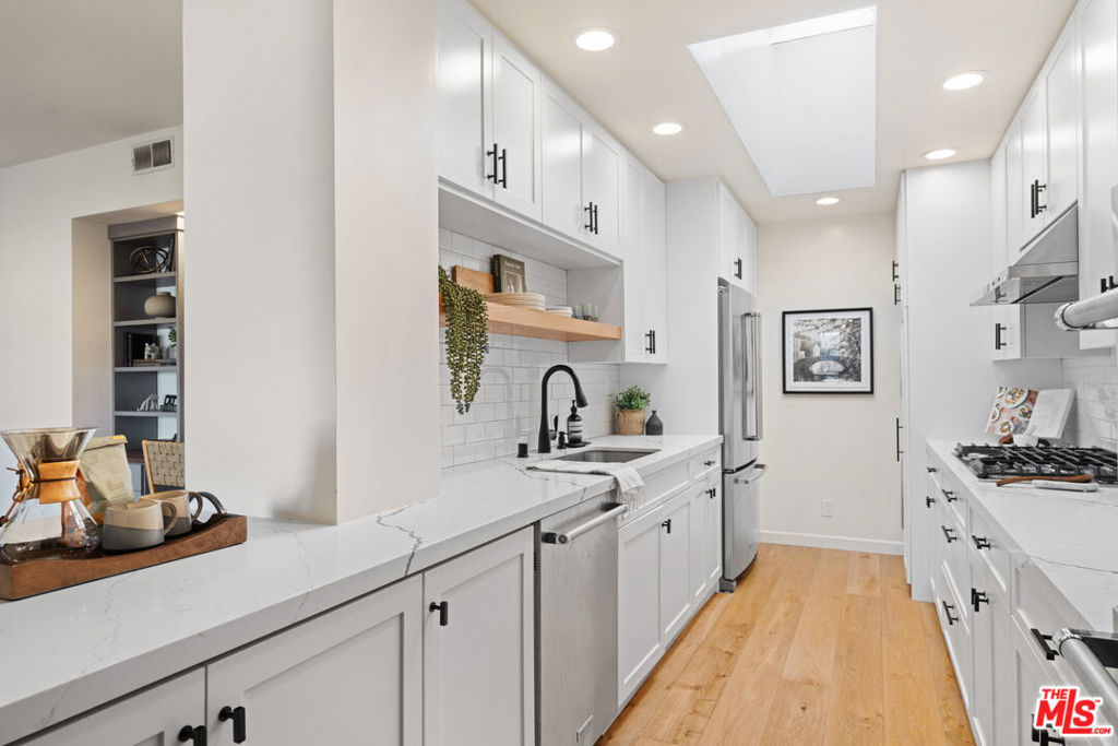 11928 Kiowa Avenue 302 Property Photo 8