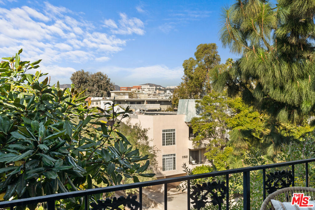 11928 Kiowa Avenue 302 Property Photo 12