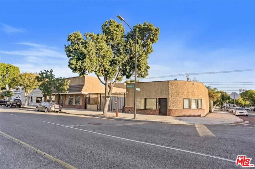 1014 W Magnolia Boulevard Property Photo 1