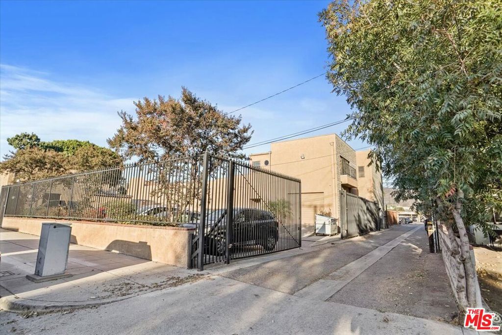 1014 W Magnolia Boulevard Property Photo 3