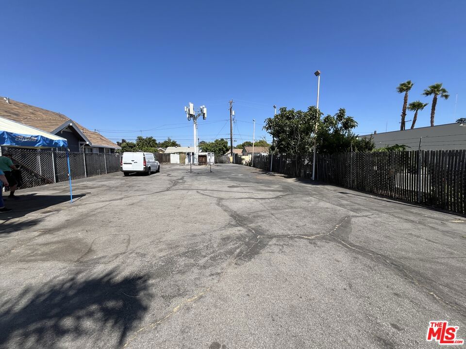 1325 S Main Street Property Photo 4