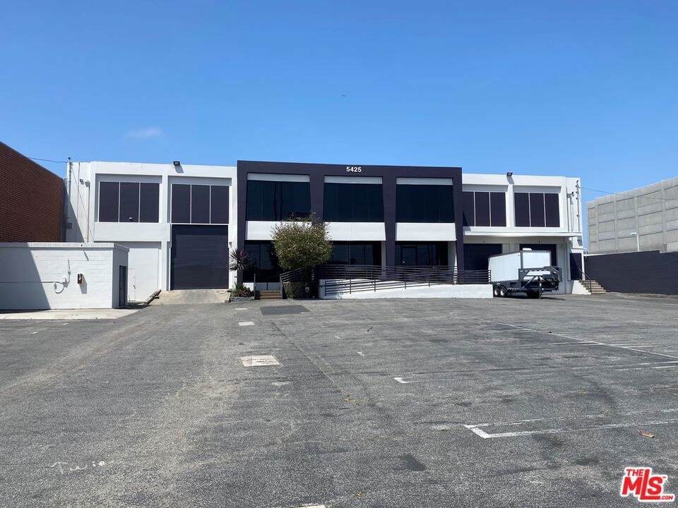 5425 Grosvenor Boulevard Property Photo 1