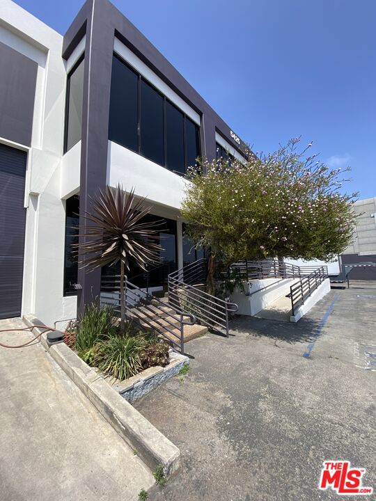5425 Grosvenor Boulevard Property Photo 2