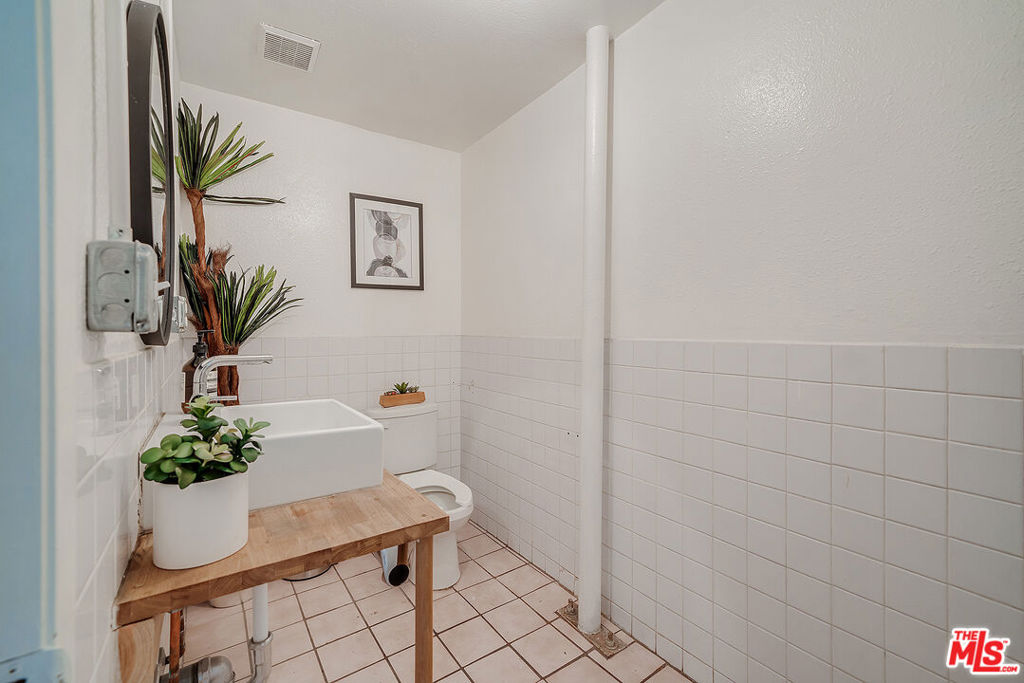 2330 S Broadway 101b Property Photo 17