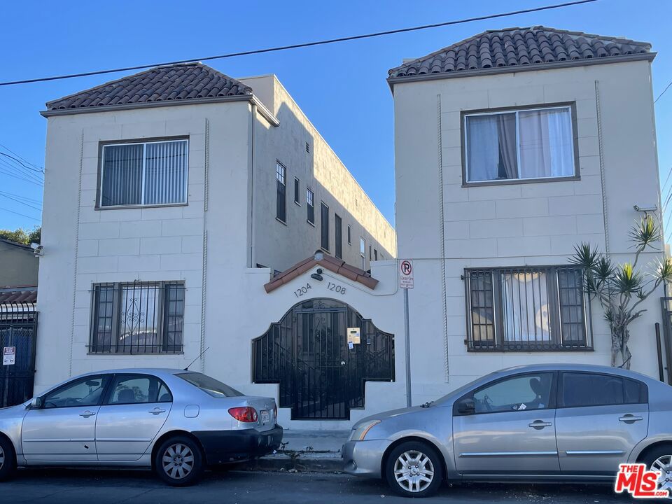 1204 S Ardmore Avenue Property Photo 2