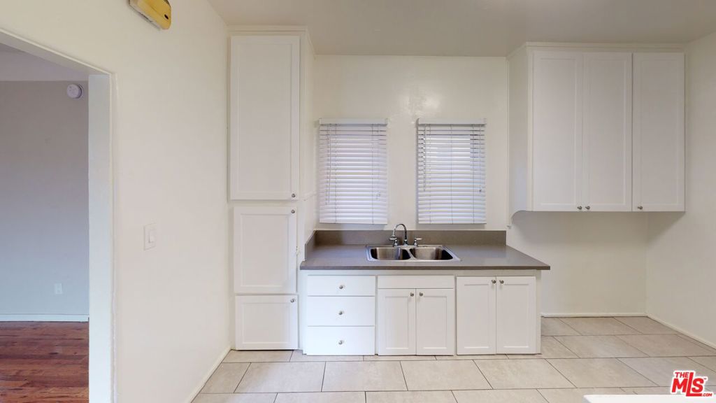 1204 S Ardmore Avenue Property Photo 3