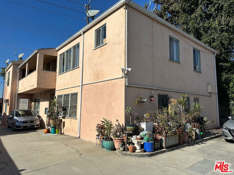 1816 Hillhurst Avenue Property Photo 3